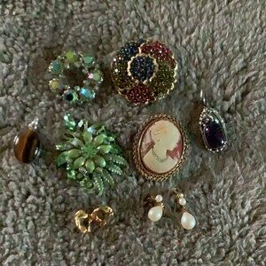 Fantastic vintage bundle!! Brooches, clip earrings and pendants.